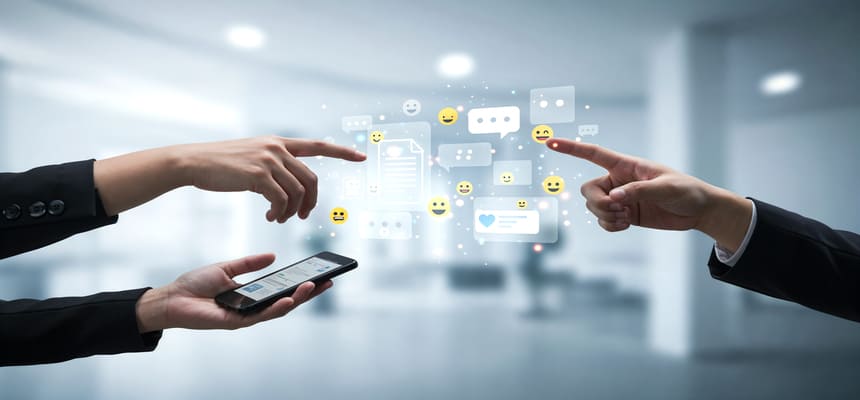 mãos de pessoas a selecionar icones de mensagens, texto e emojis