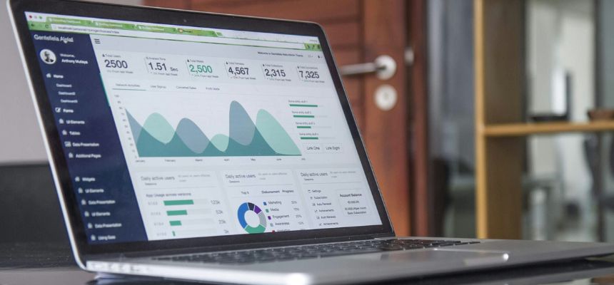 Indicadores de performance e métricas de marketing digital em dashboard analítico